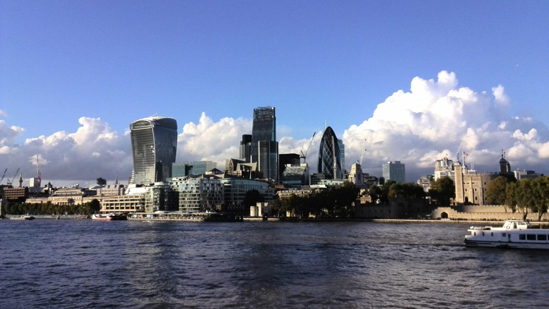 Skyline di Londra sul fiume Tamigi con Walkie-Talkie, Gherkin e Torre di Londra sotto cielo blu